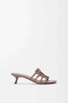 Petal Anagram-slipper van suède versierd met strass-steentjes