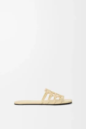 Petal Anagram-slipper van suède versierd met strass-steentjes