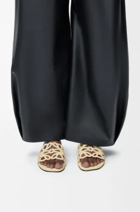 Petal Anagram-slipper van suède versierd met strass-steentjes