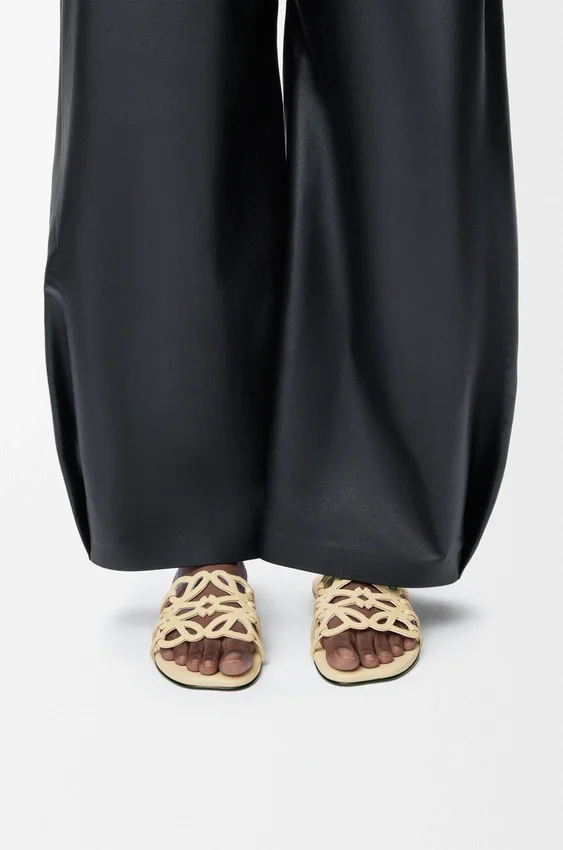 Petal Anagram-slipper van suède versierd met strass-steentjes Petal Anagram-slipper van suède versierd met strass-steentjes
