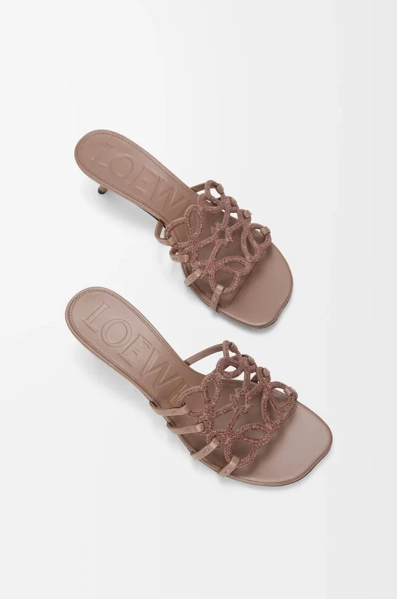 Petal Anagram-slipper van suède versierd met strass-steentjes Petal Anagram-slipper van suède versierd met strass-steentjes