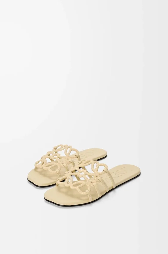 Petal Anagram-slipper van suède versierd met strass-steentjes Petal Anagram-slipper van suède versierd met strass-steentjes