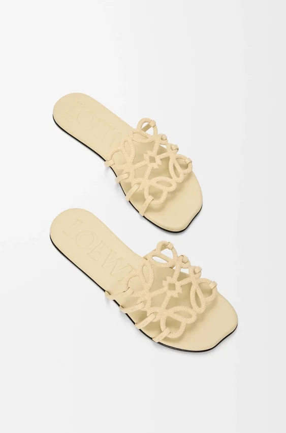 Petal Anagram-slipper van suède versierd met strass-steentjes Petal Anagram-slipper van suède versierd met strass-steentjes