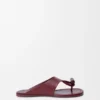Platte sandalen met sluiting van glanzend, glad kalfsleer Platte sandalen met sluiting van glanzend, glad kalfsleer