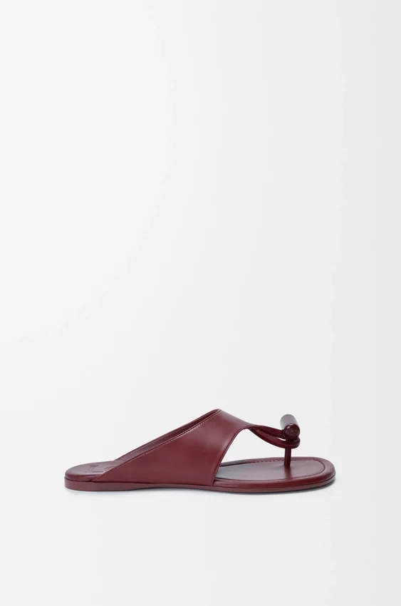 Platte sandalen met sluiting van glanzend, glad kalfsleer Platte sandalen met sluiting van glanzend, glad kalfsleer