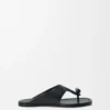 Platte sandalen met sluiting van glanzend, glad kalfsleer Platte sandalen met sluiting van glanzend, glad kalfsleer