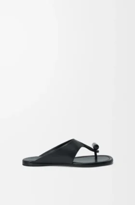 Platte sandalen met sluiting van glanzend, glad kalfsleer
