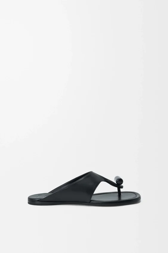 Platte sandalen met sluiting van glanzend, glad kalfsleer Platte sandalen met sluiting van glanzend, glad kalfsleer