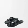 Platte sandalen met sluiting van glanzend, glad kalfsleer Platte sandalen met sluiting van glanzend, glad kalfsleer