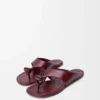 Platte sandalen met sluiting van glanzend, glad kalfsleer Platte sandalen met sluiting van glanzend, glad kalfsleer