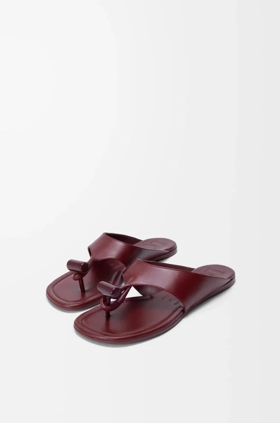 Platte sandalen met sluiting van glanzend, glad kalfsleer Platte sandalen met sluiting van glanzend, glad kalfsleer