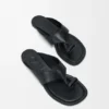 Platte sandalen met sluiting van glanzend, glad kalfsleer Platte sandalen met sluiting van glanzend, glad kalfsleer