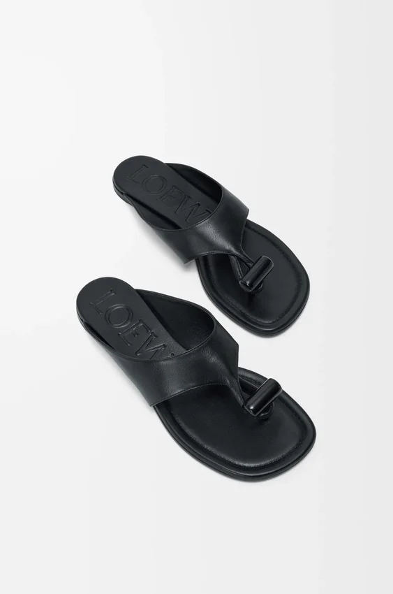 Platte sandalen met sluiting van glanzend, glad kalfsleer Platte sandalen met sluiting van glanzend, glad kalfsleer