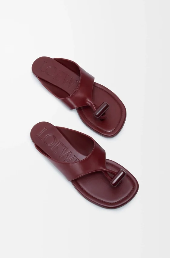 Platte sandalen met sluiting van glanzend, glad kalfsleer Platte sandalen met sluiting van glanzend, glad kalfsleer