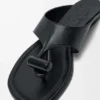 Platte sandalen met sluiting van glanzend, glad kalfsleer Platte sandalen met sluiting van glanzend, glad kalfsleer
