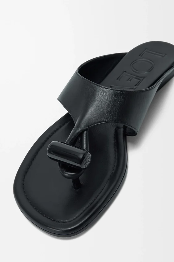 Platte sandalen met sluiting van glanzend, glad kalfsleer Platte sandalen met sluiting van glanzend, glad kalfsleer