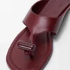 Platte sandalen met sluiting van glanzend, glad kalfsleer Platte sandalen met sluiting van glanzend, glad kalfsleer