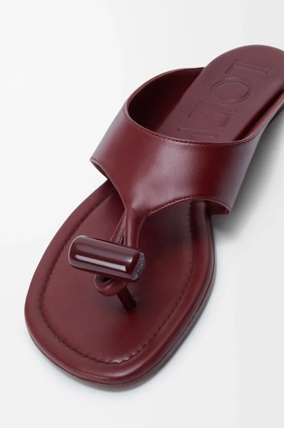 Platte sandalen met sluiting van glanzend, glad kalfsleer Platte sandalen met sluiting van glanzend, glad kalfsleer