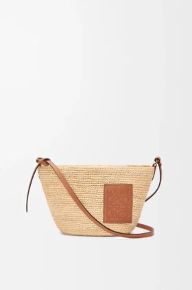 Pochette-tas met split van raffia en kalfsleer