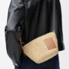 Pochette-tas met split van raffia en kalfsleer Pochette-tas met split van raffia en kalfsleer