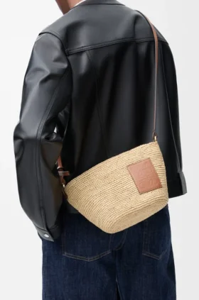 Pochette-tas met split van raffia en kalfsleer
