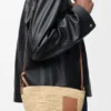 Pochette-tas met split van raffia en kalfsleer Pochette-tas met split van raffia en kalfsleer