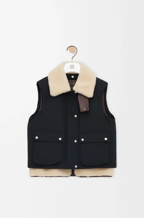 Puffer-vest van een mix van schapenvacht en katoen Puffer-vest van een mix van schapenvacht en katoen