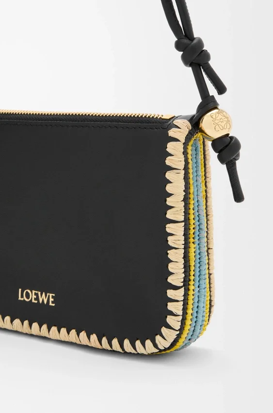Rio-tasje van klassiek kalfsleer en raffia Rio-tasje van klassiek kalfsleer en raffia