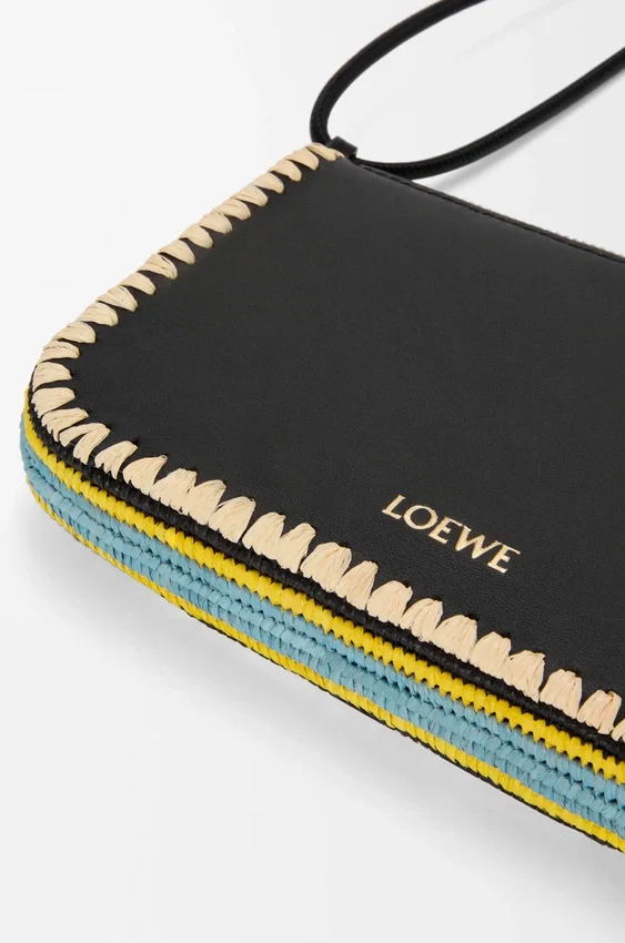 Rio-tasje van klassiek kalfsleer en raffia Rio-tasje van klassiek kalfsleer en raffia