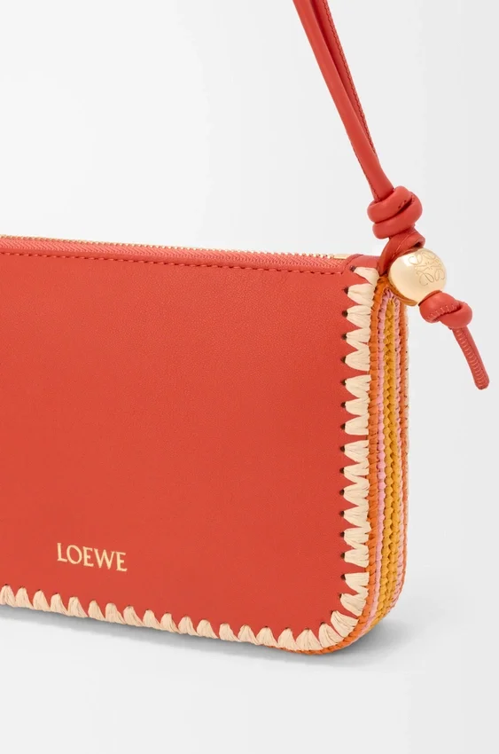 Rio-tasje van klassiek kalfsleer en raffia Rio-tasje van klassiek kalfsleer en raffia
