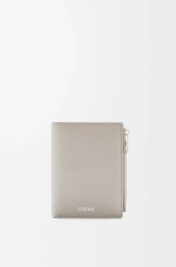 Slanke, compacte portemonnee van klassiek kalfsleer met textuur Slanke, compacte portemonnee van klassiek kalfsleer met textuur