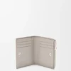 Slanke, compacte portemonnee van klassiek kalfsleer met textuur Slanke, compacte portemonnee van klassiek kalfsleer met textuur