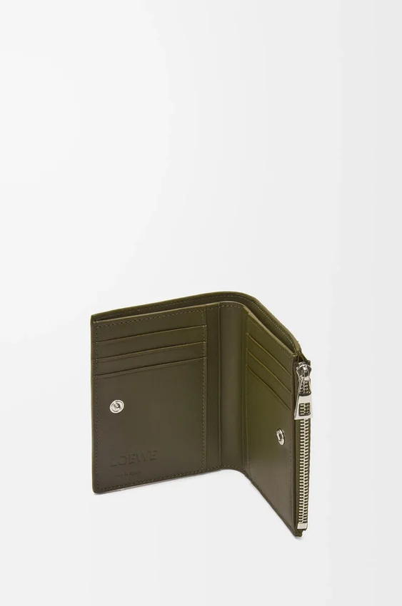 Slanke, compacte portemonnee van klassiek kalfsleer met textuur Slanke, compacte portemonnee van klassiek kalfsleer met textuur