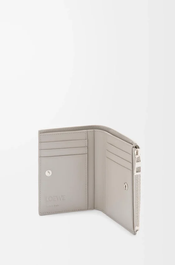 Slanke, compacte portemonnee van klassiek kalfsleer met textuur Slanke, compacte portemonnee van klassiek kalfsleer met textuur