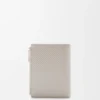 Slanke, compacte portemonnee van klassiek kalfsleer met textuur Slanke, compacte portemonnee van klassiek kalfsleer met textuur