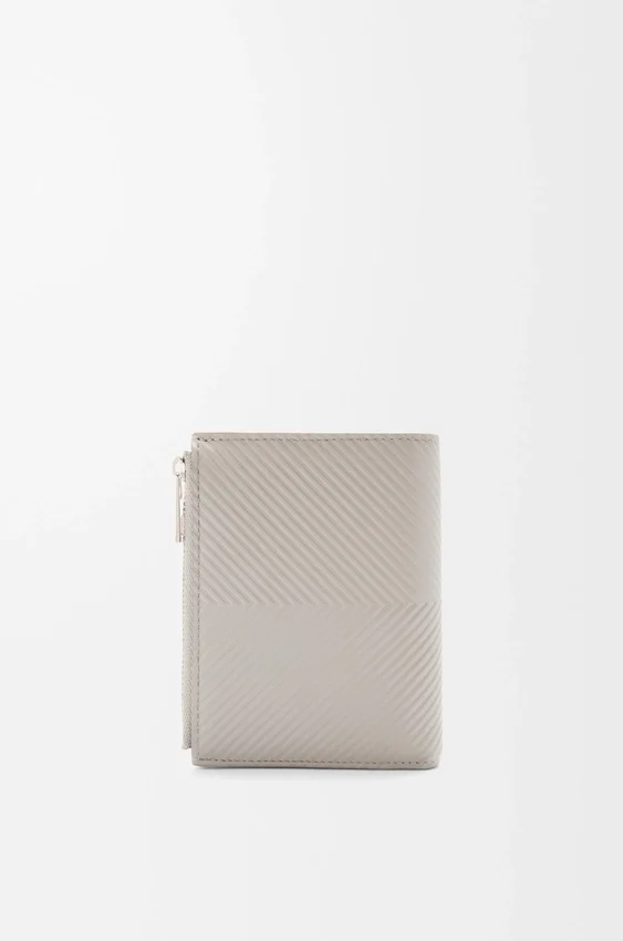 Slanke, compacte portemonnee van klassiek kalfsleer met textuur Slanke, compacte portemonnee van klassiek kalfsleer met textuur