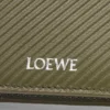 Slanke, compacte portemonnee van klassiek kalfsleer met textuur Slanke, compacte portemonnee van klassiek kalfsleer met textuur