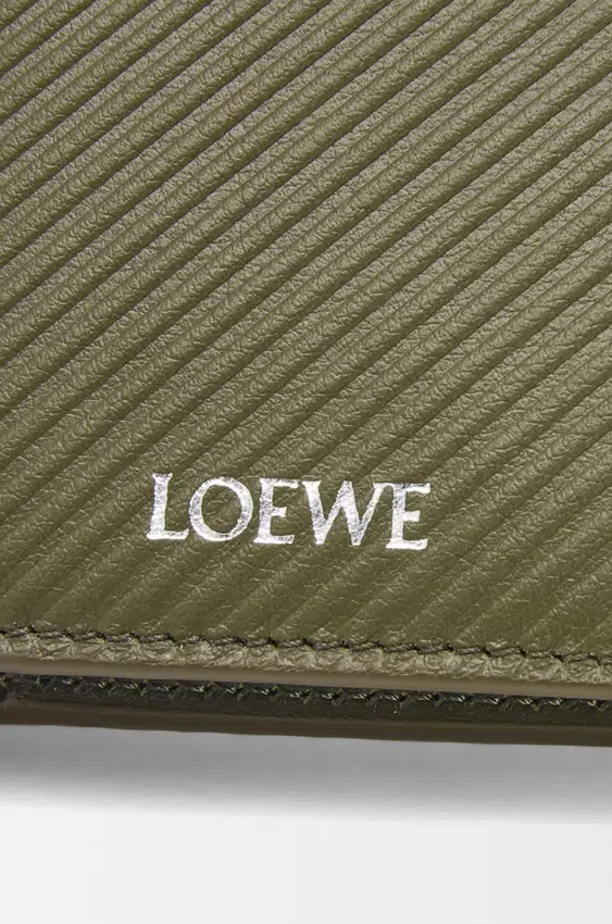 Slanke, compacte portemonnee van klassiek kalfsleer met textuur Slanke, compacte portemonnee van klassiek kalfsleer met textuur