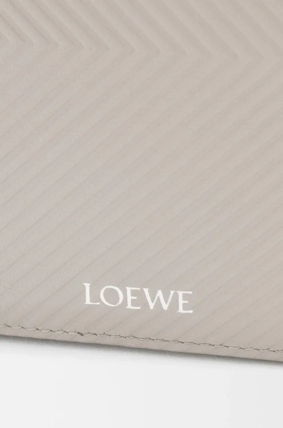 Slanke, compacte portemonnee van klassiek kalfsleer met textuur Slanke, compacte portemonnee van klassiek kalfsleer met textuur