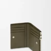 Slanke, compacte portemonnee van zacht generfd kalfsleer Slanke, compacte portemonnee van zacht generfd kalfsleer