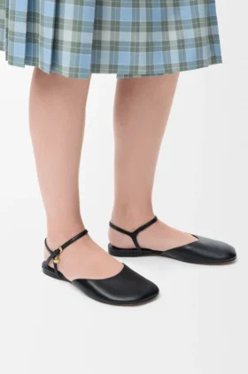 Speelse ballerina met enkelbandje van lamsleer