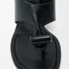 Toggle-Sandale aus glanzvollem, glattem Kalbsleder Toggle-Sandale aus glanzvollem, glattem Kalbsleder