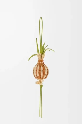 Uienscheut-bedeltje van klassiek kalfsleer en raffia Uienscheut-bedeltje van klassiek kalfsleer en raffia