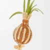 Uienscheut-bedeltje van klassiek kalfsleer en raffia Uienscheut-bedeltje van klassiek kalfsleer en raffia