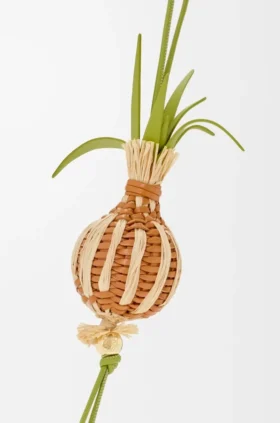 Uienscheut-bedeltje van klassiek kalfsleer en raffia Uienscheut-bedeltje van klassiek kalfsleer en raffia