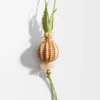 Uienscheut-bedeltje van klassiek kalfsleer en raffia Uienscheut-bedeltje van klassiek kalfsleer en raffia