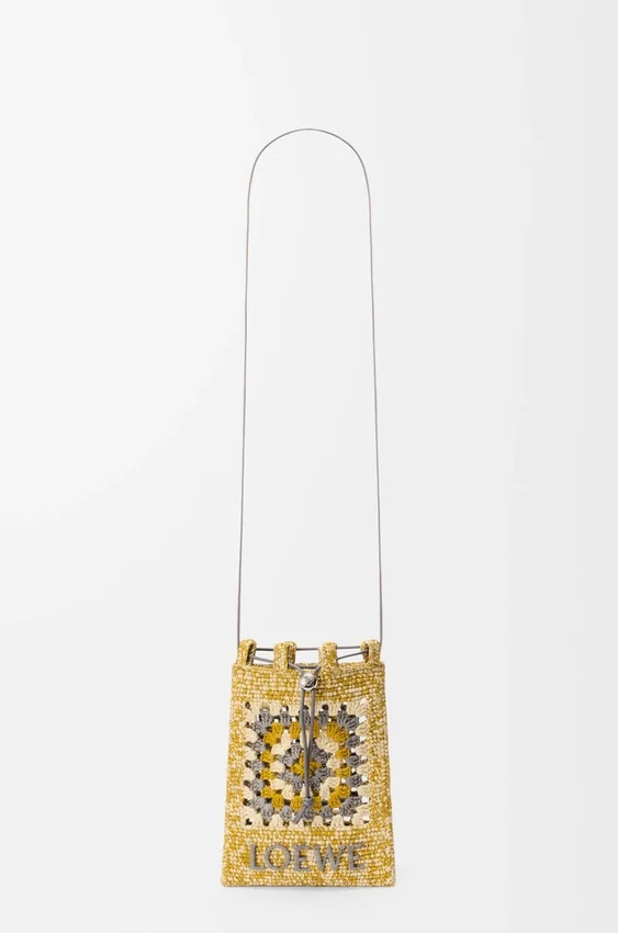 Vak met trekkoord van klassiek kalfsleer en raffia Vak met trekkoord van klassiek kalfsleer en raffia