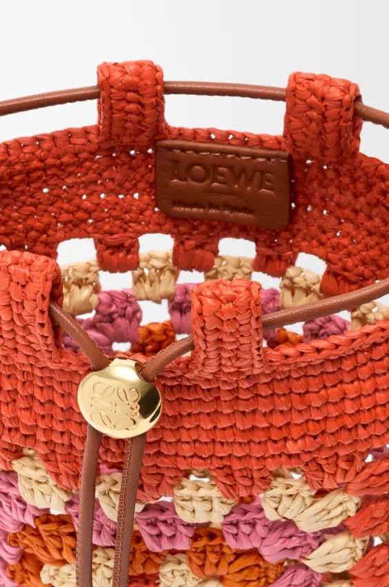 Vak met trekkoord van klassiek kalfsleer en raffia Vak met trekkoord van klassiek kalfsleer en raffia