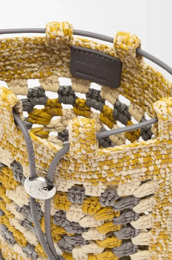 Vak met trekkoord van klassiek kalfsleer en raffia Vak met trekkoord van klassiek kalfsleer en raffia