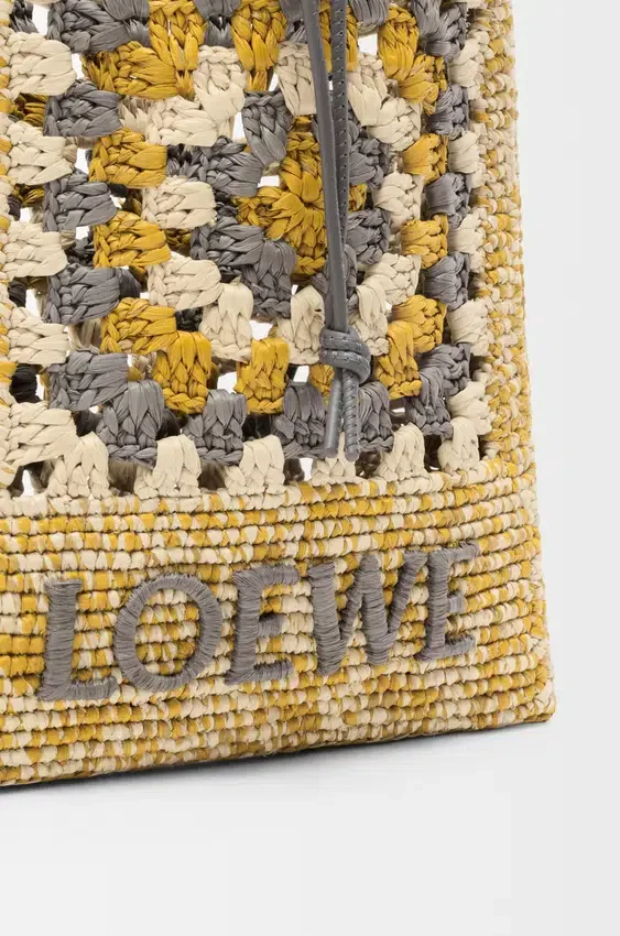 Vak met trekkoord van klassiek kalfsleer en raffia Vak met trekkoord van klassiek kalfsleer en raffia